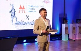 Galeria zdjęć z jubileuszowej, 10. Gali &bdquo;Malborski Mistrz Biznesu 2025&rdquo;, kt&oacute;ra odbyła się 11 września 2026 roku w Centrum Konferencyjnym Hotelu Malbork. Fotografie przedstawiają uczestnik&oacute;w wydarzenia 65