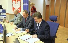 Marszałkowie i burmistrz Marek Charzewski podpisują umowę