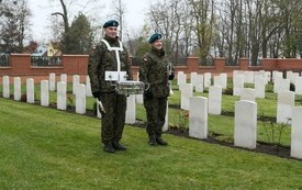 We wtorek 16 listopada odbyły się uroczystości w związku z Dniem Pamięci (Remembrance Day), kt&oacute;ry jest świętem obchodzonym w krajach Wsp&oacute;lnoty Brytyjskiej, upamiętniającym żołnierzy poległych na wojnach.    Uroczystość odbyła się na Cmentarzu Wsp&oacute;lnoty Br
