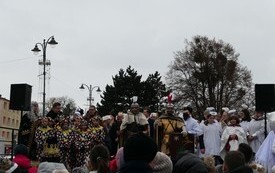 Na zdjęciach uczestnicy orszaku na trasie od kościoła św Jana Chrzciciela na Plac Kazimierza Jagiellończyka