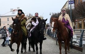 Na zdjęciach uczestnicy orszaku na trasie od kościoła św Jana Chrzciciela na Plac Kazimierza Jagiellończyka