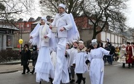 Na zdjęciach uczestnicy orszaku na trasie od kościoła św Jana Chrzciciela na Plac Kazimierza Jagiellończyka