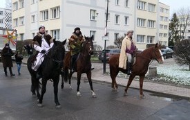 Na zdjęciach uczestnicy orszaku na trasie od kościoła św Jana Chrzciciela na Plac Kazimierza Jagiellończyka