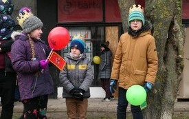 Na zdjęciach uczestnicy orszaku na trasie od kościoła św Jana Chrzciciela na Plac Kazimierza Jagiellończyka