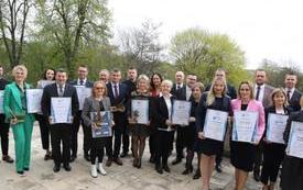 Zbiorowe zdjęcie nagrodzonych samorządowc&oacute;w