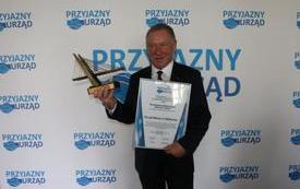 Zastępca Burmistrza Malborka Jan Tadeusz Wilk prezentuje z dyplomem i statuetką