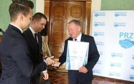 Dwoje mężczyzn składa gratulacje zastępcy burmistrza Malborka Janowi Tadeuszowi Wilkowi