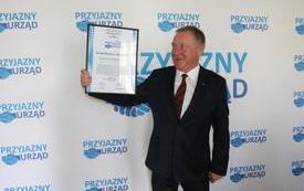 Zastępca Burmistrza Malborka Jan Tadeusz Wilk prezentuje dyplom