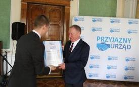 Organizator wręcza dyplom zastępcy burmistrza Malborka Janowi Tadeuszowi Wilkowi