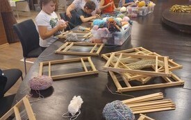 warsztaty malowania w Szkole Łacińskiej z dziećmi, tworzenie ramek