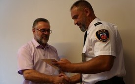 Komendant wręcza zastępcy burmistrza pamiątkowy emblemat