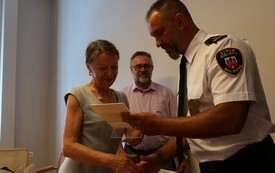 Komendant wręcza Pani sekretarz pamiątkowy emblemat