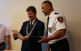 Komendant wręcza burmistrzowi pamiątkowy emblemat