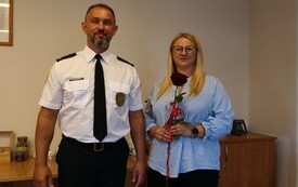 Komendant oraz pracowniczka administracji w Straży Miejskiej