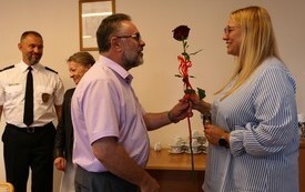 zastępca burmistrza wręcza kwiaty pracowniczce Straży Miejskiej