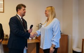 Burmistrz gratuluje pracowniczce Straży Miejskiej