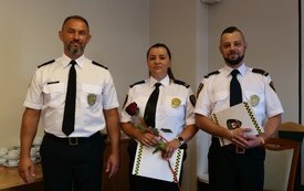 Komendant oraz strażnicy z przyznanym awansem