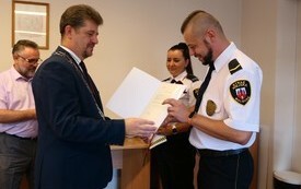 Burmistrz wręcza awanse pracownikom Straży Miejskiej