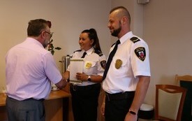 zastępca burmistrza składa gratulacje stażnikom