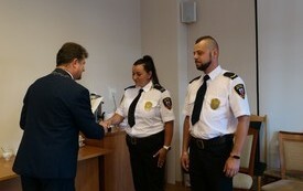 Burmistrz wręcza awanse pracownikom Straży Miejskiej