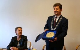 Sekretarz Miasta i Burmistrz Miasta Malborka, burmistrz prezentuje pamiątkową tablicę