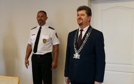 Komendant Straży Miejskiej Tomasz Farysej oraz Burmistrz Miasta Malborka Marek Charzewski