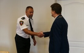 Burmistrz Marek Charzewski wita podaje dłoń Komendantowi Straży Miejskiej Tomaszowi Farysejowi