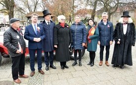 wsp&oacute;lne zdjęcie gości honorowych uroczystości z aktorami inscenizacji