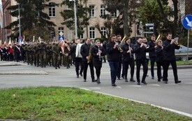 przemarsz - orkiestra dęta i kampania honorowa