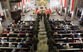 widok kościoła z g&oacute;ry z widokiem na ołtarz i kampanią honorową 22. BLT