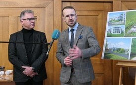 architekt i prezes SIM KZN Pomorze przy planach budynk&oacute;w