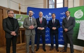 w sali narad od lewej: architekt, prezes SIM KZN Pomorze, Wiceminister Aktyw&oacute;w Państwowych, Burmistrz Miasta Malborka oraz Wiceprzewodniczący Rady Miasta Malborka