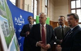 wiceprzewodniczący Rady Miasta Malborka, Wiceminister Aktyw&oacute;w Państwowych, Prezes SIM KZN Pomorze oraz Burmistrz Miasta Malborka oglądają plany