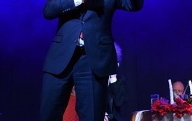 Włodzimierz Korcz opowiadający do mikrofonu