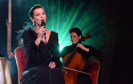Olga Bończyk śpiewająca do mikrofonu, w tle kontrabasistka