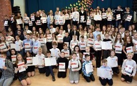 Grupowe zdjęcie stypensyst&oacute;w przed sceną