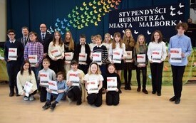 Grupowe zdjęcie stypensyst&oacute;w SP nr 9 przed sceną