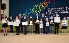 Grupowe zdjęcie stypensyst&oacute;w SP nr 6 przed sceną