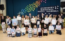 Grupowe zdjęcie stypensyst&oacute;w SP nr 5 przed sceną