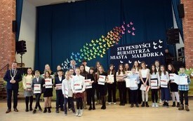 Grupowe zdjęcie stypensyst&oacute;w SP nr 1 przed sceną