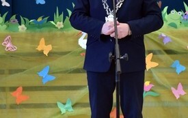 Burmistrz przemawiający przy mikrofonie przed sceną