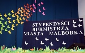 Napis na scenie "Stypendyści Burmistrza Miasta Malborka"