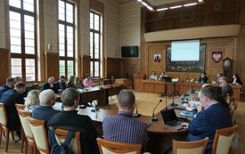 uczestnicy spotkania w sali narad urzędu, przedstawiciele r&oacute;żnych środowisk