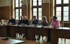 uczestnicy spotkania w sali narad urzędu, przedstawiciele r&oacute;żnych środowisk