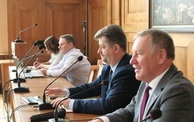 burmistrzowie i prelegenci spotkania w sali narad