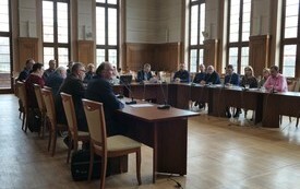 uczestnicy spotkania w sali narad urzędu, przedstawiciele r&oacute;żnych środowisk