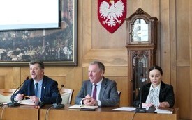 Burmistrz Miasta Malborka Marek Charzewski, jego zastępca oraz naczelnik wydziału projekt&oacute;w rozwojowych