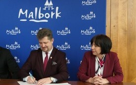 Burmistrz Miasta Malborka oraz przedstawicielka Banku Gospodarstwa Krajowego w Gdańsku podpisują umowę