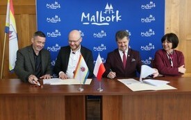 Przedstawiciele firmy STRABAG, Burmistrz Miasta Malborka oraz przedstawicielka Banku Gospodarstwa Krajowego w Gdańsku podpisują umowę