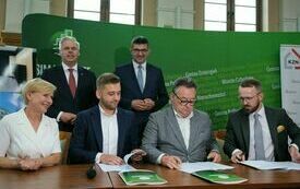 Podpisanie umowy z wykonawcą na budowę nieruchomości w Dzierzgoniu, na zdjęciu burmistrz Dzierzgonia Jolanta Szewczun, wykonawcy oraz prezes SIM KZN Pomorze